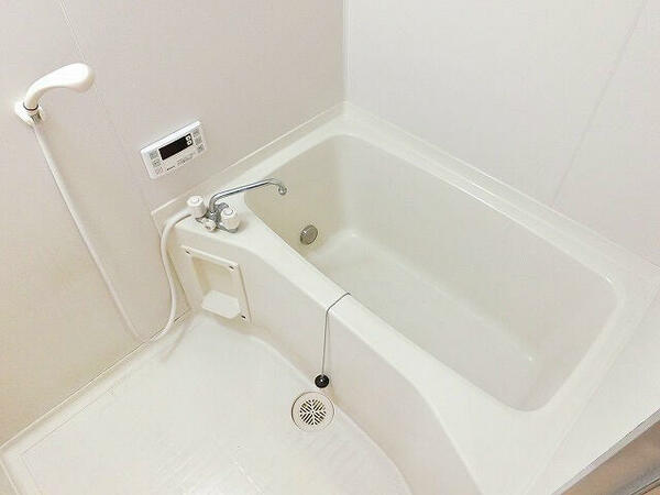 画像6:明るく清潔感のある浴室。