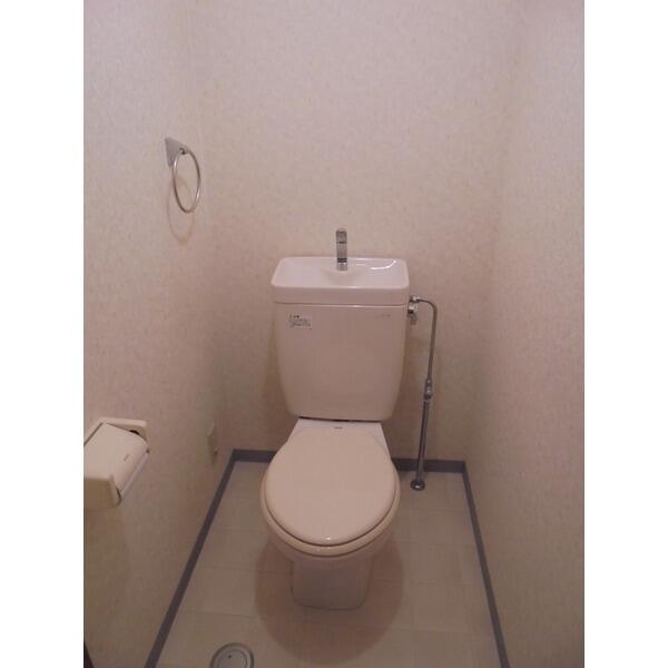 画像10:白い壁のトイレ