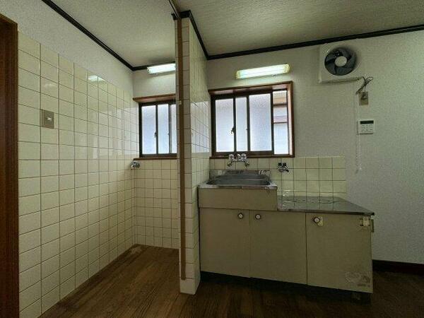 屋内洗濯機置き場は、キッチンと浴室の間にあります。