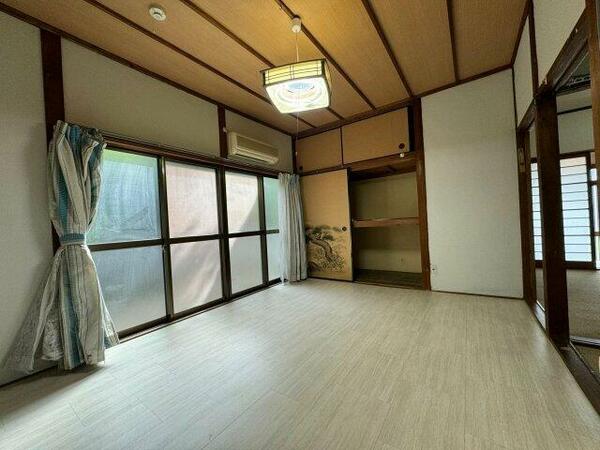 和室の内の1室は、床をタイルカーペットにリフォームしました。