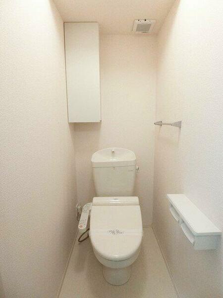画像11:人気のシャワートイレ・バストイレ別です♪小物を置ける便利な収納棚やタオルハンガーも付いています！
