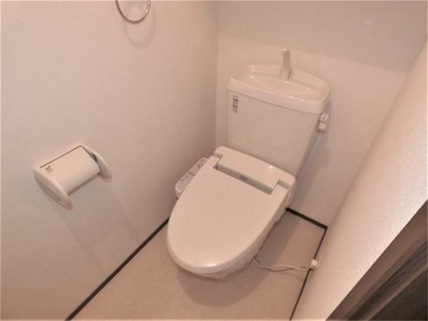 画像3:トイレには温水洗浄便座を設置。
