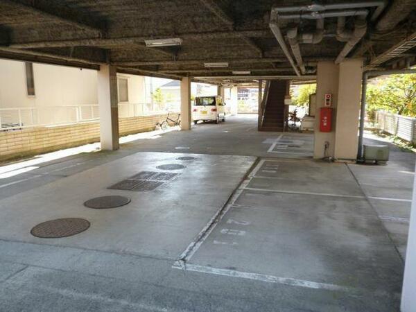 画像13:屋根付き駐車場。
