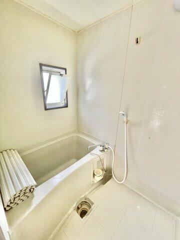 画像12:掃除のしやすいお風呂です。窓もあるため湿気対策も◎