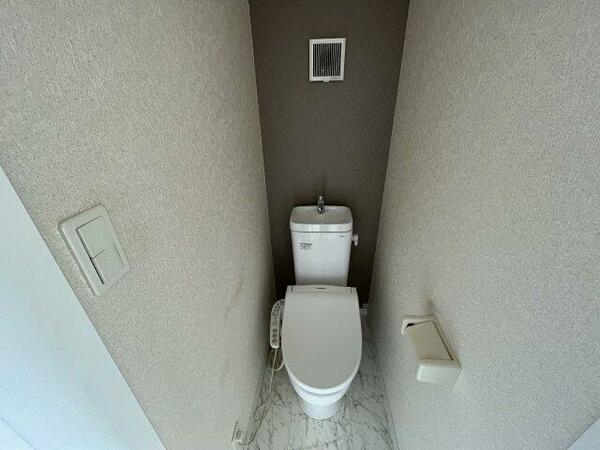 画像6:温水洗浄便座付きのトイレです。