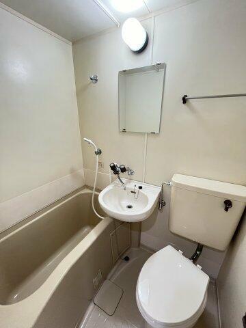 画像6:3点ユニットのバストイレです。