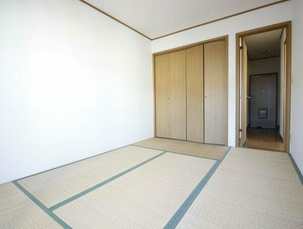 画像7:和室は６帖あり、収納も付いています。