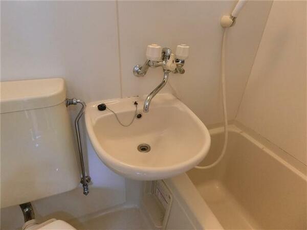 画像8:お風呂のシャワーも使えて便利な洗面台です♪