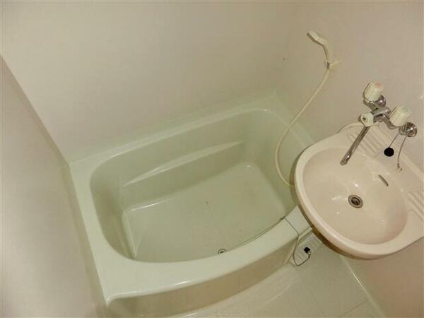 画像6:シャワー付でゆっくりと入浴できるバスルーム♪