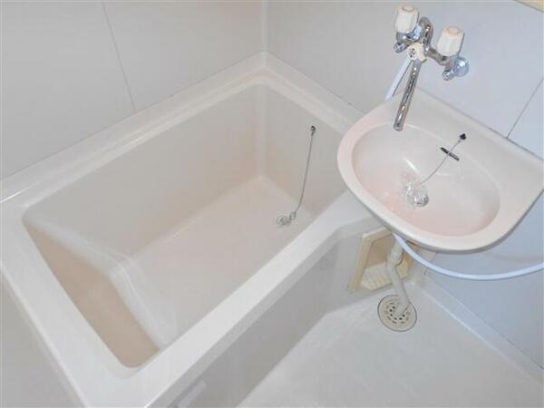 画像8:浴室と一体型の洗面台はシャワーを使ってお掃除もしやすいです♪（同仕様画像）