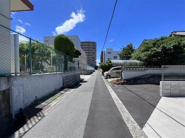 画像16:交通量の少ない前面道路。