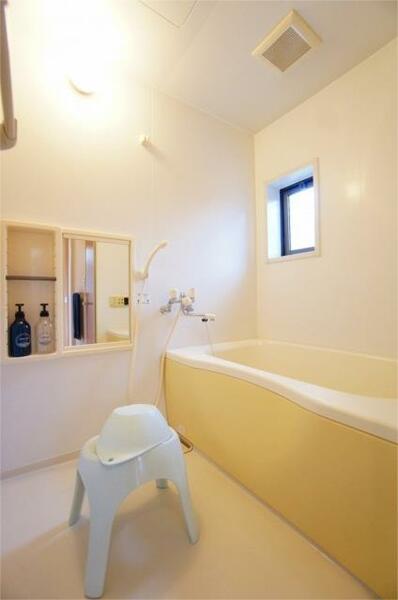 画像6:換気に便利な小窓付きの明るい浴室です