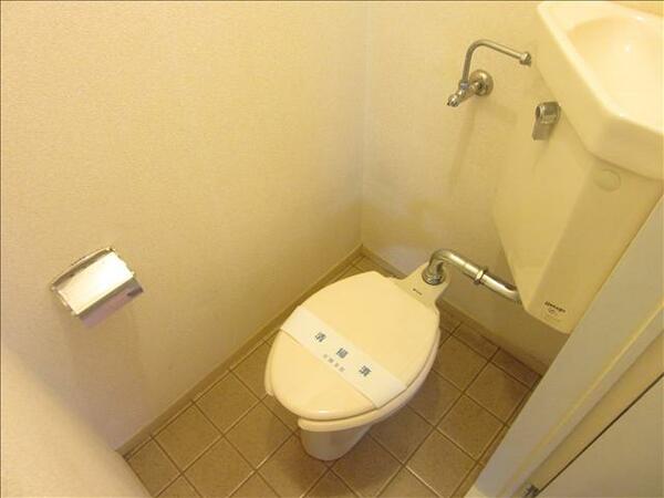 画像6:コンパクトな洋式トイレです