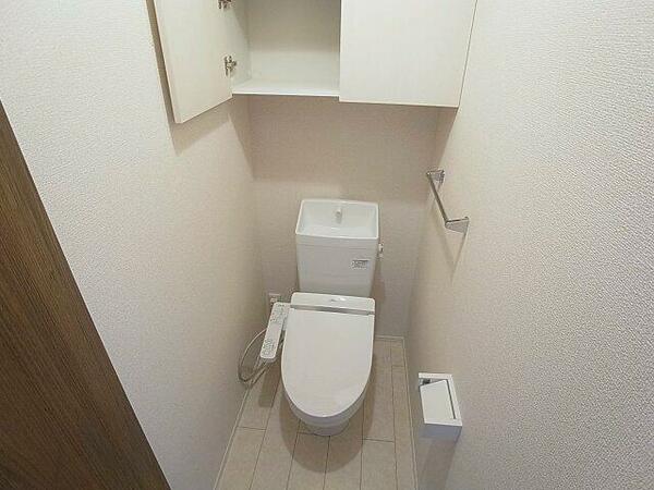 トイレ：ウォシュレット付トイレに上部収納棚もございます