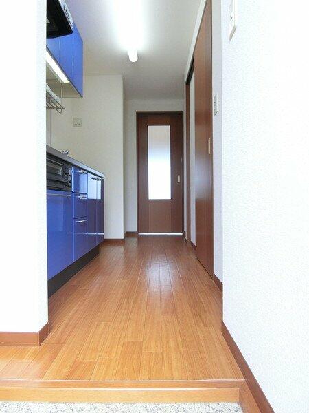 画像12:玄関から室内への景観です！キッチンと洋室の間にある扉は冷暖房効率のアップに役立ちます♪