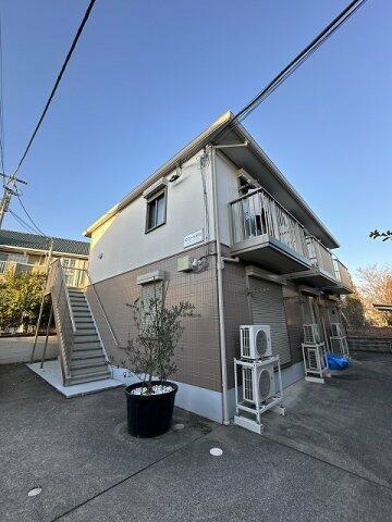 画像2:閑静な住宅地にある2階建てアパートです☆コンビニが近くにあるので便利◎ブルーライン「中川」駅まで徒