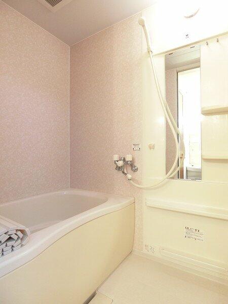画像7:清潔感のある浴室です♪ゆったりお風呂に浸かって一日の疲れもすっきりリフレッシュできますね☆