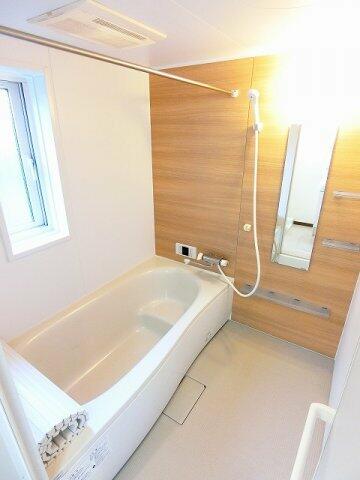 画像10:追い焚き機能・浴室暖房乾燥機＆物干しバー付きバスルーム♪換気のできる小窓付きです♪お風呂に浸かって