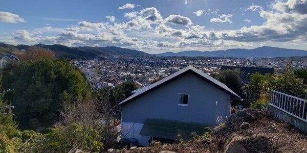 広い裏庭から下に広がる景色です。