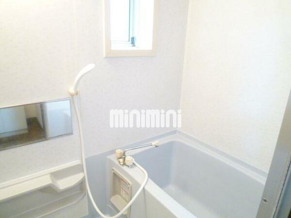 画像6:窓の付いた浴室です
