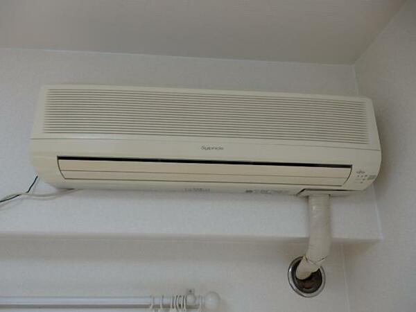 画像9:冷暖房完備のエアコン