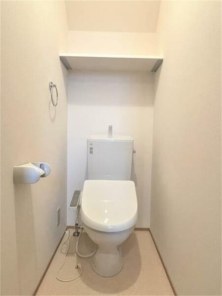 画像3:温水洗浄便座付きのトイレです。