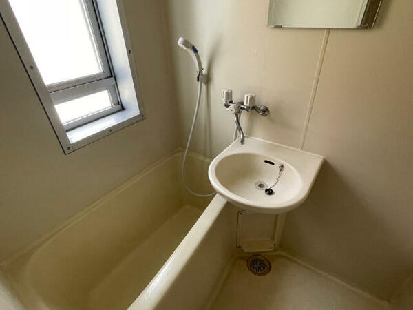 画像5:窓付き、給湯式のお風呂です。