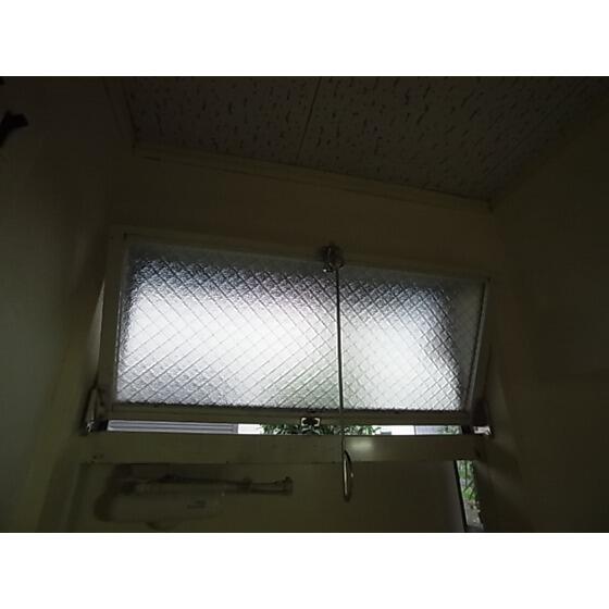 画像14:玄関ドア上部に窓あり。風通しも◎