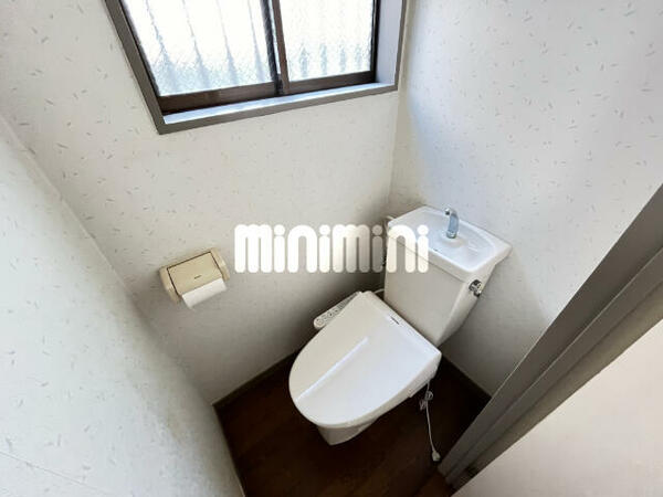 画像6:採光のある明るいトイレ