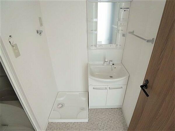画像6:シャワー付きの独立洗面台、広めの脱衣所