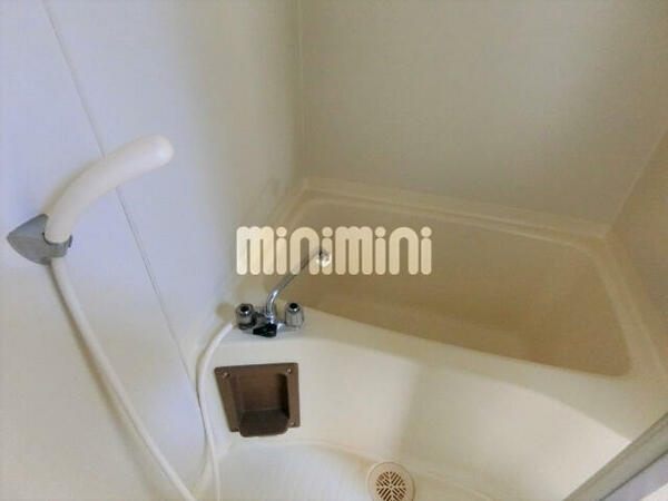 画像5:白が基調の浴室。