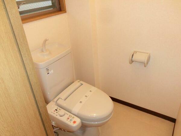 画像7:トイレにも窓があり換気もばっちり。