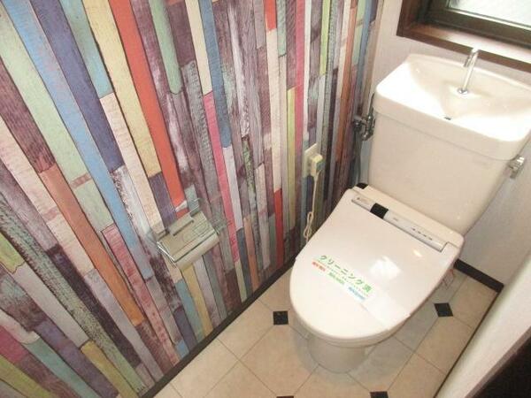 画像9:壁紙がオシャレなトイレです。