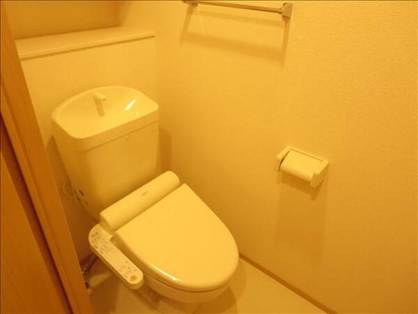 画像10:温水洗浄便座付きのトイレです。