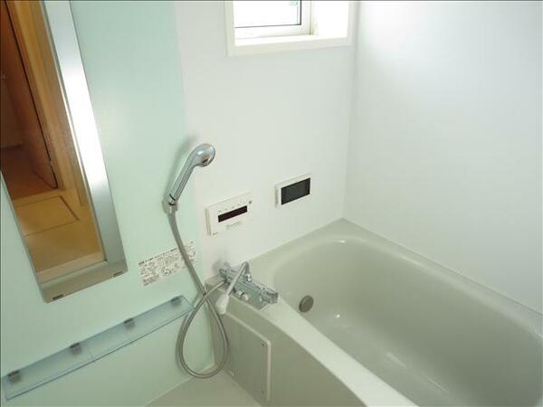 画像5:追焚き機能付きのお風呂。お風呂にも窓があります。