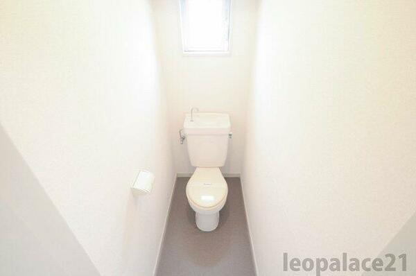 画像7:白を基調とした清潔感のあるトイレ
