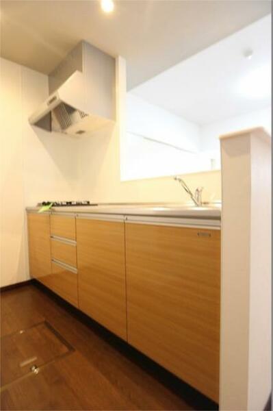 画像4:正面の壁を減らした開放的なキッチンです。
