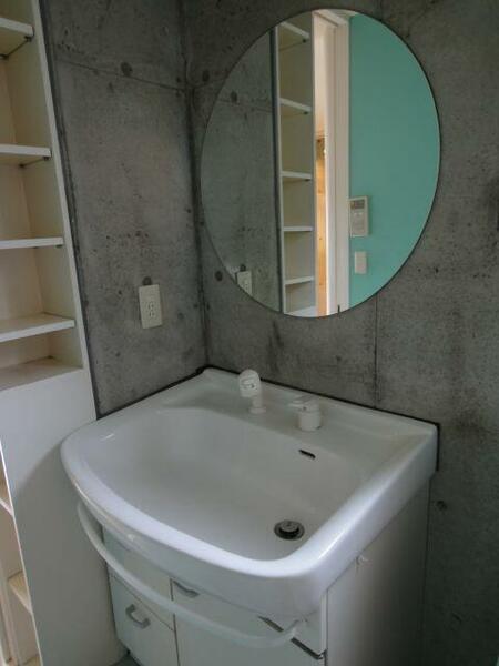 画像6:オシャレな洗面台付です。丸い鏡が可愛いです。