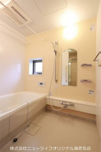 換気に便利な小窓付きの明るい浴室です！