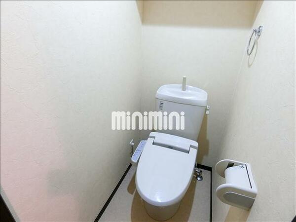 トイレ：温水洗浄機能の付いたトイレです。