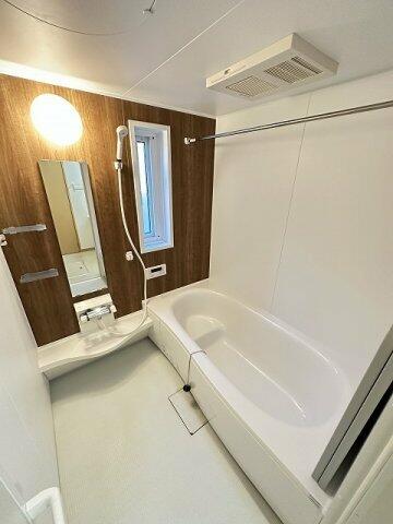 追い焚き機能・浴室暖房乾燥機付き＆物干しバー付きバスルーム！窓があるので湿気対策OK！お風呂に浸かっ