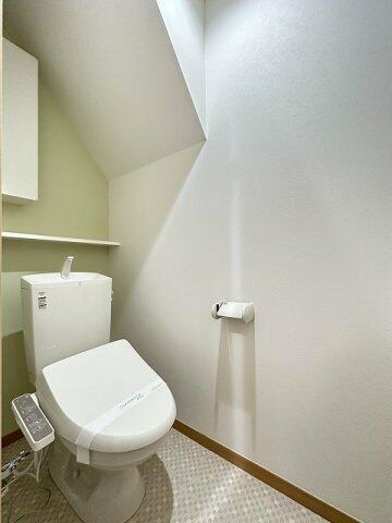 人気のシャワートイレ・バストイレ別！小物を置ける便利な棚やタオルハンガーも付いています☆壁紙は爽やか