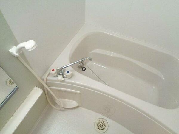 浴室：ゆったり過ごせるお風呂です