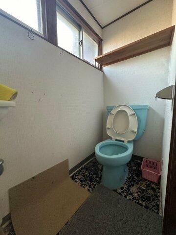 1階のトイレです。窓がたくさんあって明るい！！