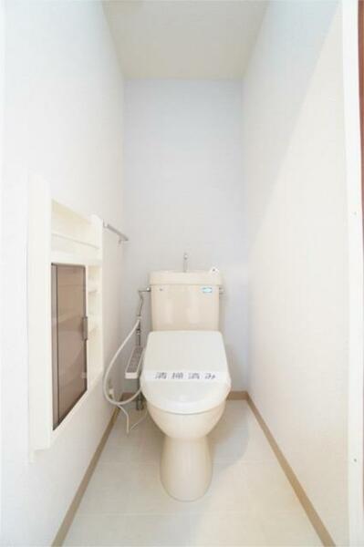画像11:毎日使うものだから、人に優しく清潔な温水洗浄機能付きトイレ