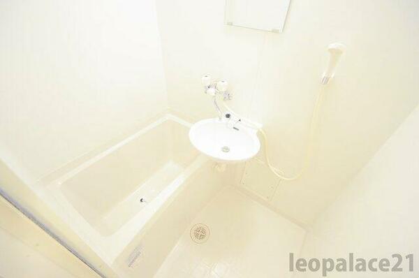 画像10:白を基調とした清潔な洗面台