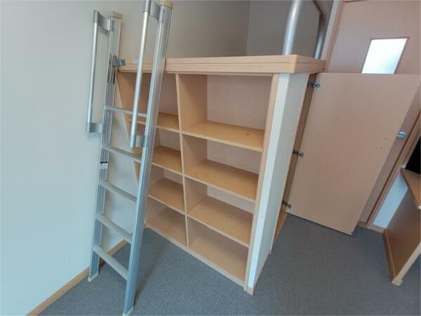 画像12:収納スペースには本棚が設置されています