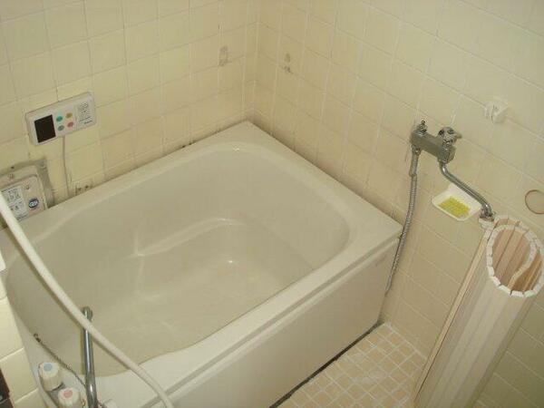 浴室：追い焚き機能が嬉しいお風呂です、窓があります