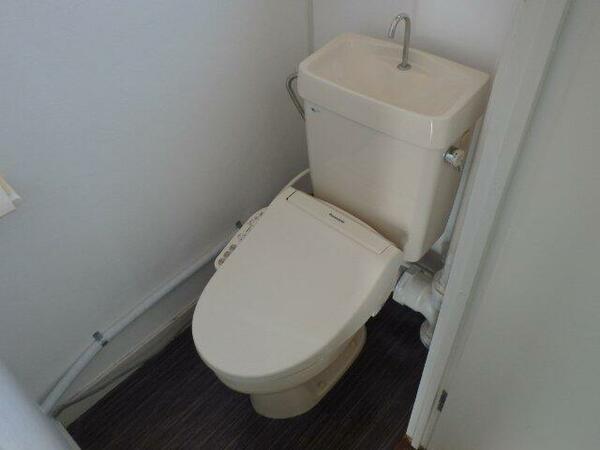 トイレ：温水洗浄便座のトイレ、ここにも窓がついています