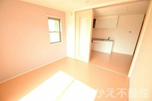 画像4:落ち着いた色調の寝室です